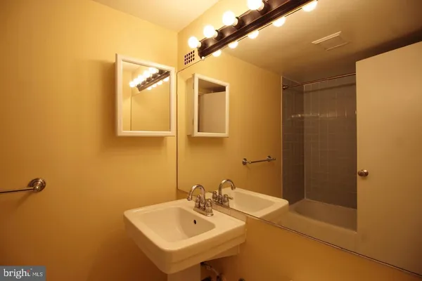 $2,400 | 4501 Arlington Boulevard, Unit 202, Arlington, VA 22203