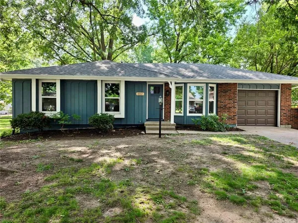 $325,000 | 302 Northeast Corder Street, Lee's Summit, MO 64063