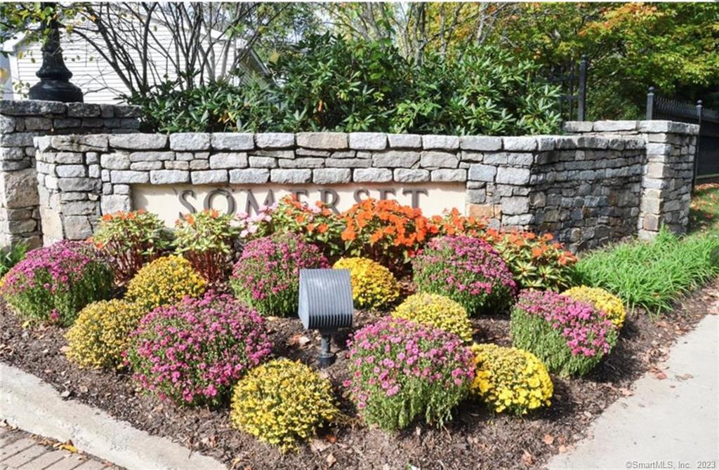 1 King Philip Drive, Unit 423 West Hartford, CT 06117 - Photo 1 of 1 a view of a garden with flowers and flowers