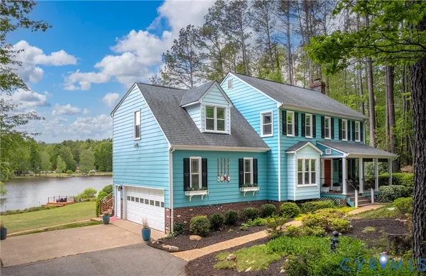 a view of a house with a yard