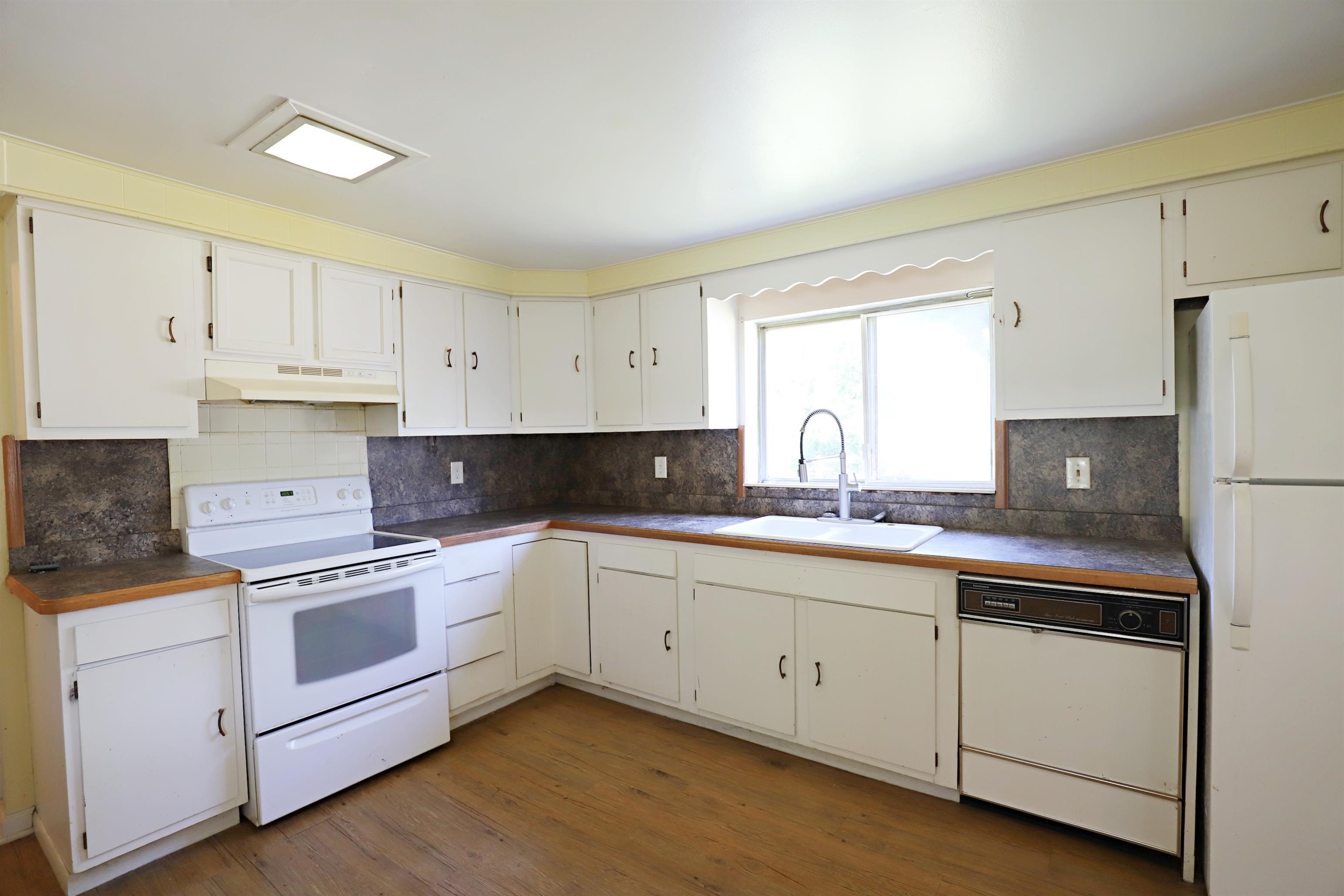 825 East River Road Flushing, MI 48433 - Photo 13 of 32