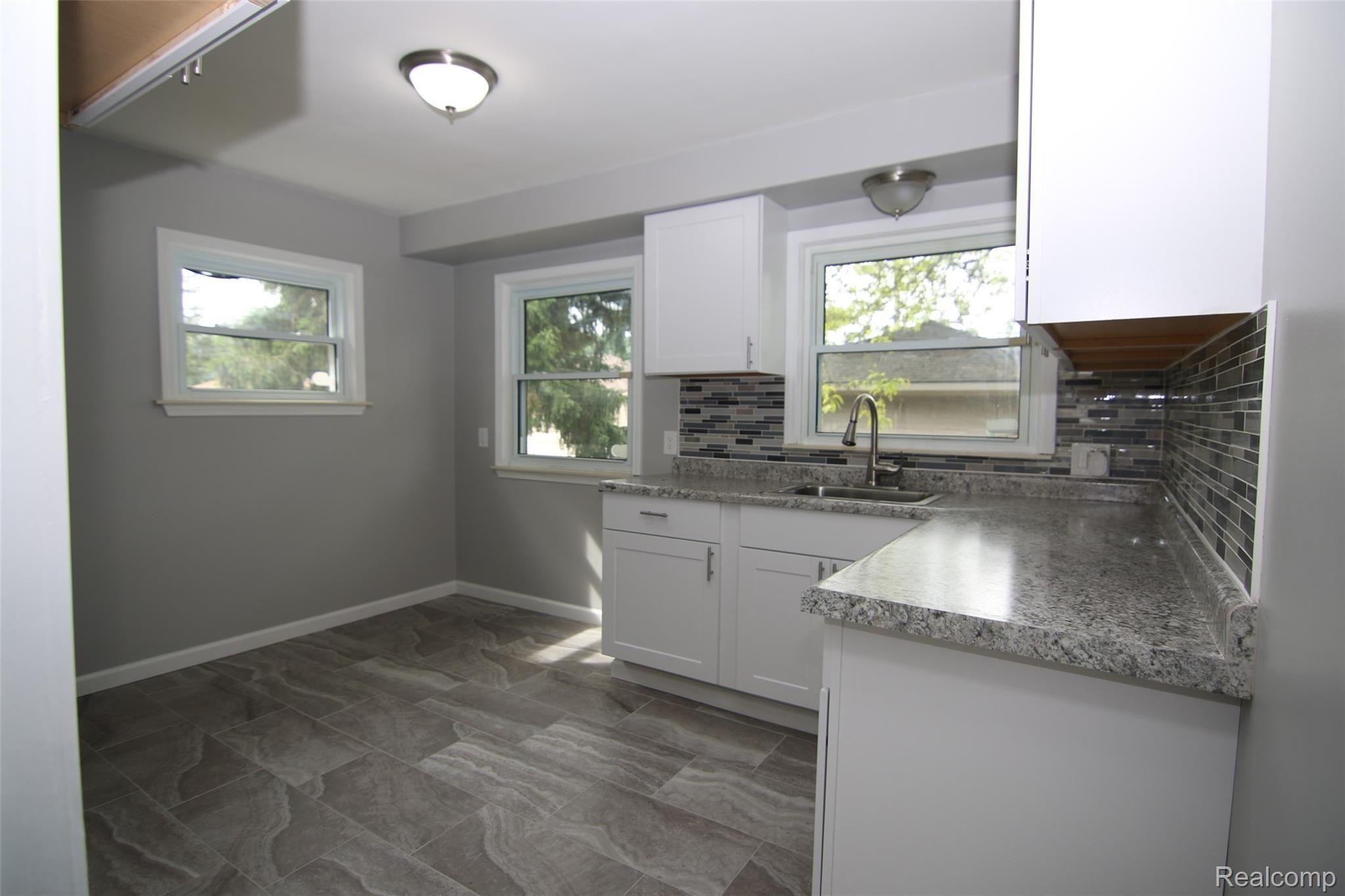 738 Sherbourne Street Inkster, MI 48141 - Photo 7 of 22 738 Sherbourne Neal El-Sayed (10).JPG