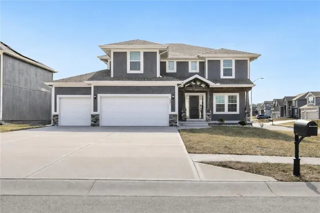 $499,900 | 4901 Northeast 105th Street, Kansas City, MO 64156