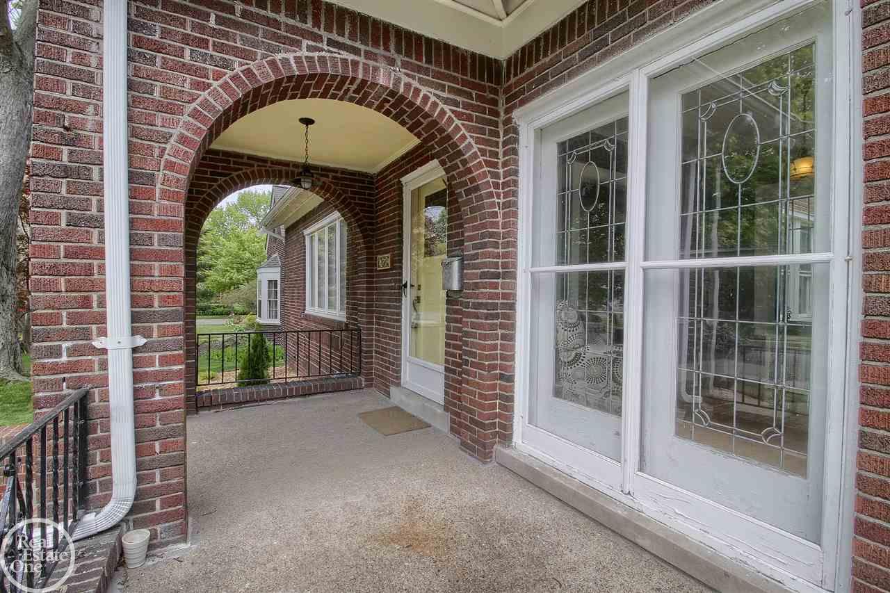 874 Barrington Road Grosse Pointe, MI 48230 - Photo 3 of 30 31378785-2.JPG