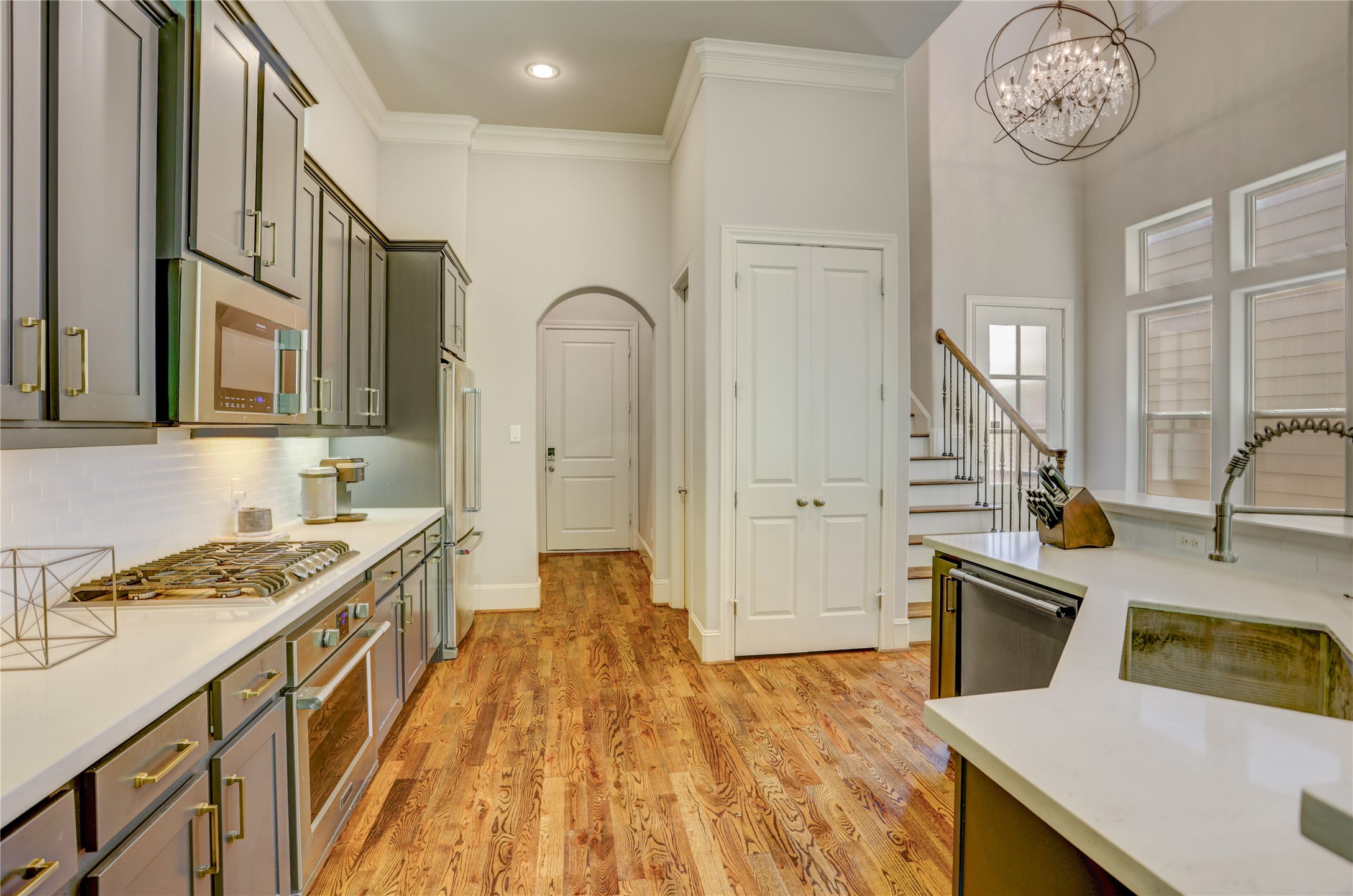 4124 Bonner View Lane Houston, TX 77007 - Photo 10 of 31 The kitchen has quartz counters, undermount sink, undercabinet lighting, custom cabinets and custom hardware.