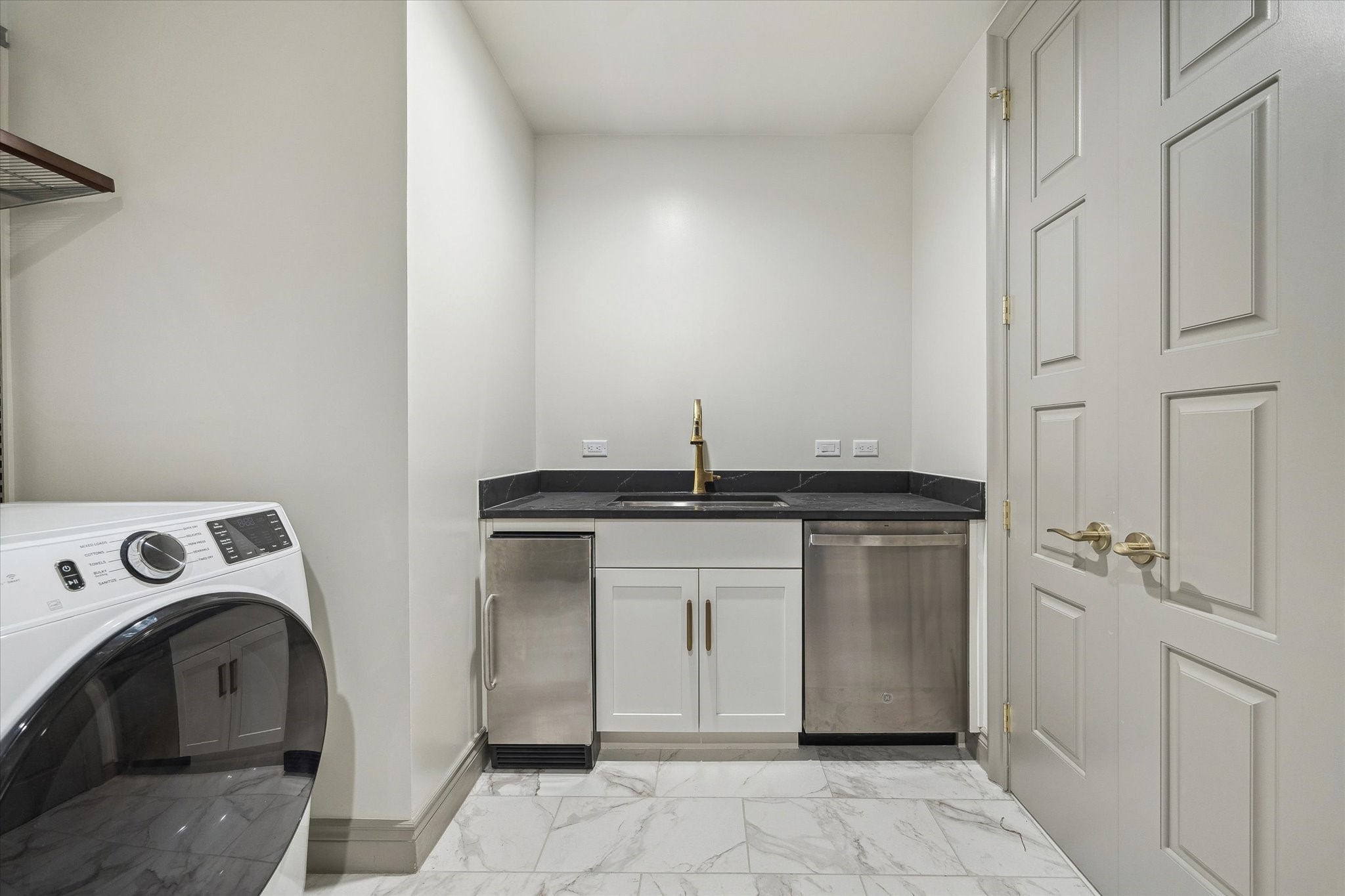 1717 Bissonnet Street, Unit 1101 Houston, TX 77005 - Photo 27 of 34 a utility room with dryer and washer