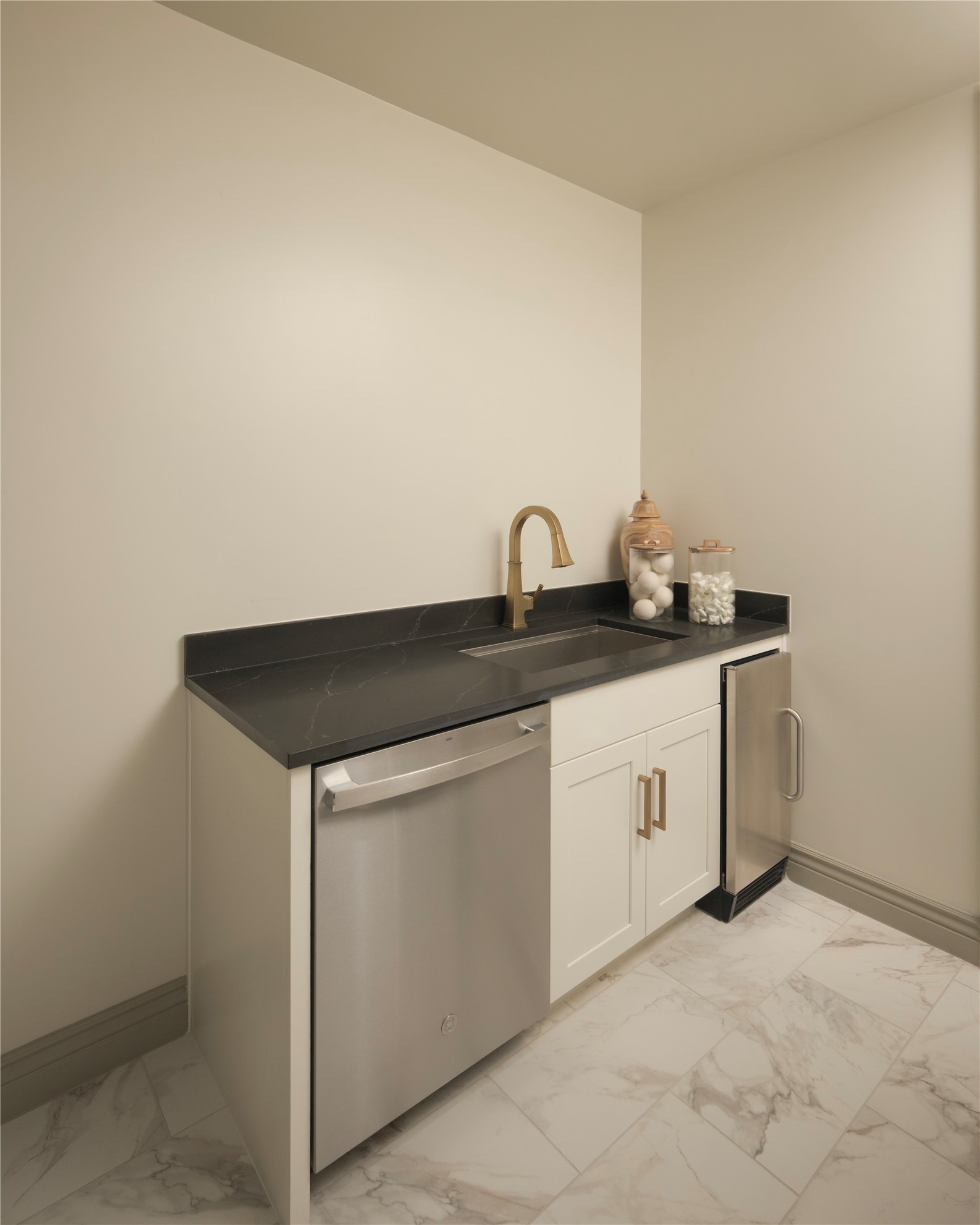 1717 Bissonnet Street, Unit 1101 Houston, TX 77005 - Photo 27 of 35 a utility room with sink dryer and washer