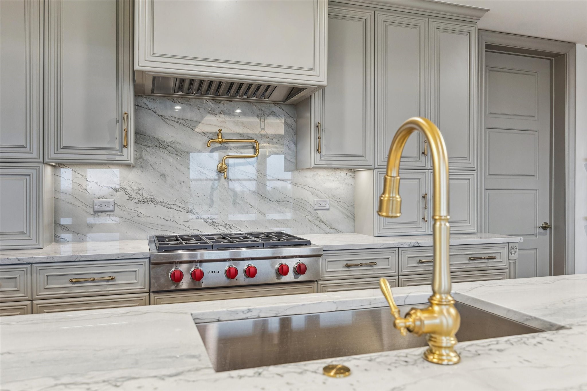 1717 Bissonnet Street, Unit 1101 Houston, TX 77005 - Photo 6 of 34 a utility room with sink and dryer