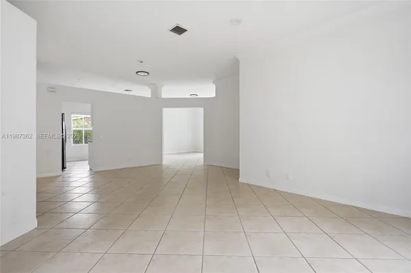 a view of a big room with closet and windows