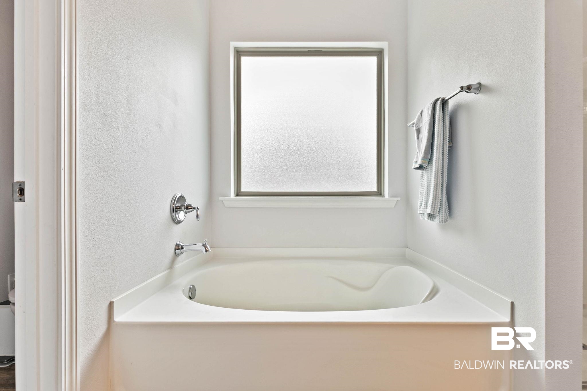 31350 Hoot Owl Road Daphne, AL 36527 - Photo 31 of 94 Bathroom featuring a garden tub and a textured wall