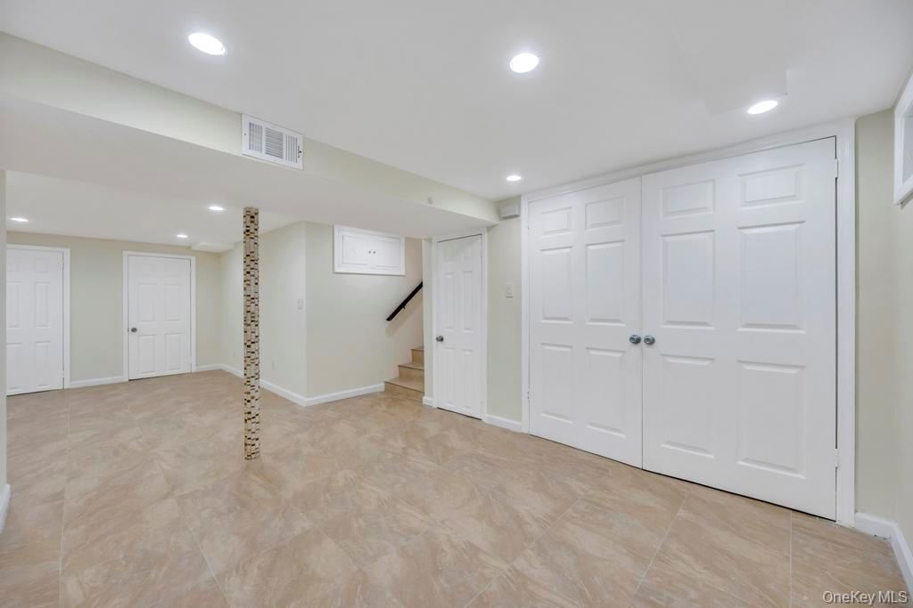 16 Phipps Lane Plainview, NY 11803 - Photo 22 of 26