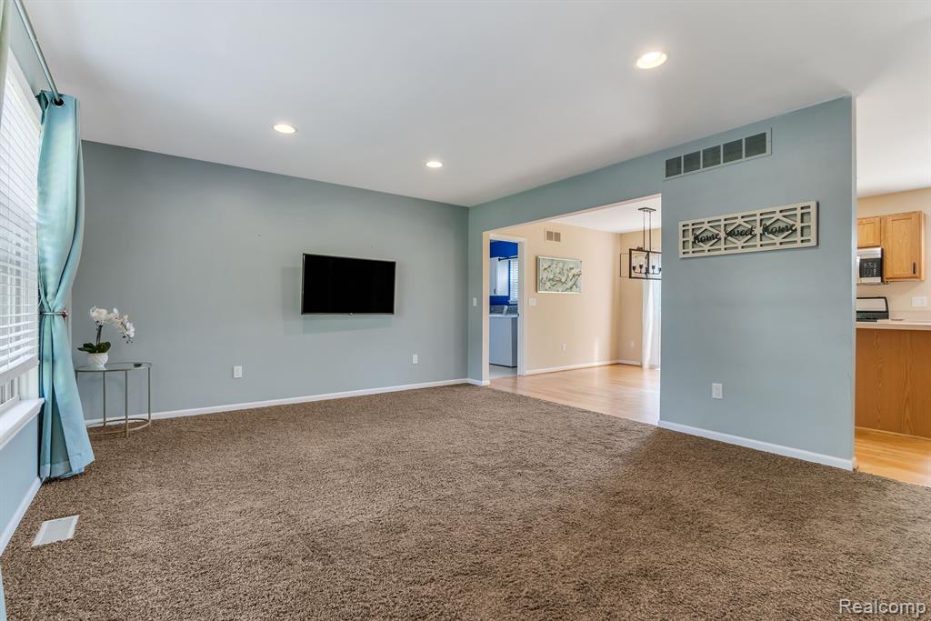 8246 Kimble Drive Pinckney, MI 48169 - Photo 7 of 45