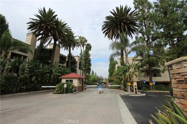 $450,000 | 5520 Owensmouth Avenue, Unit 217, Woodland Hills, CA 91367