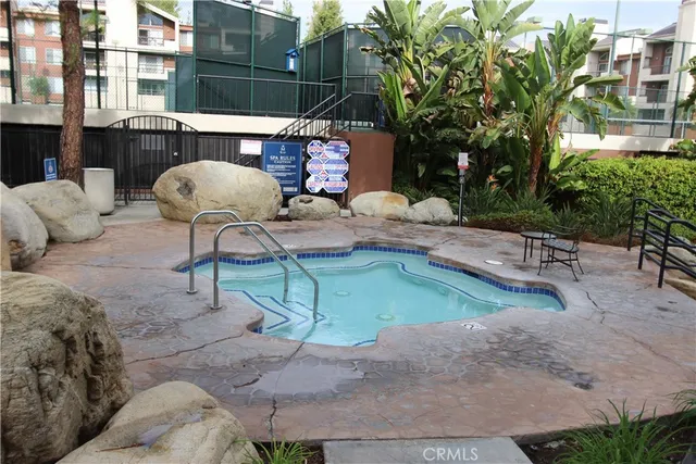 $450,000 | 5520 Owensmouth Avenue, Unit 217, Woodland Hills, CA 91367