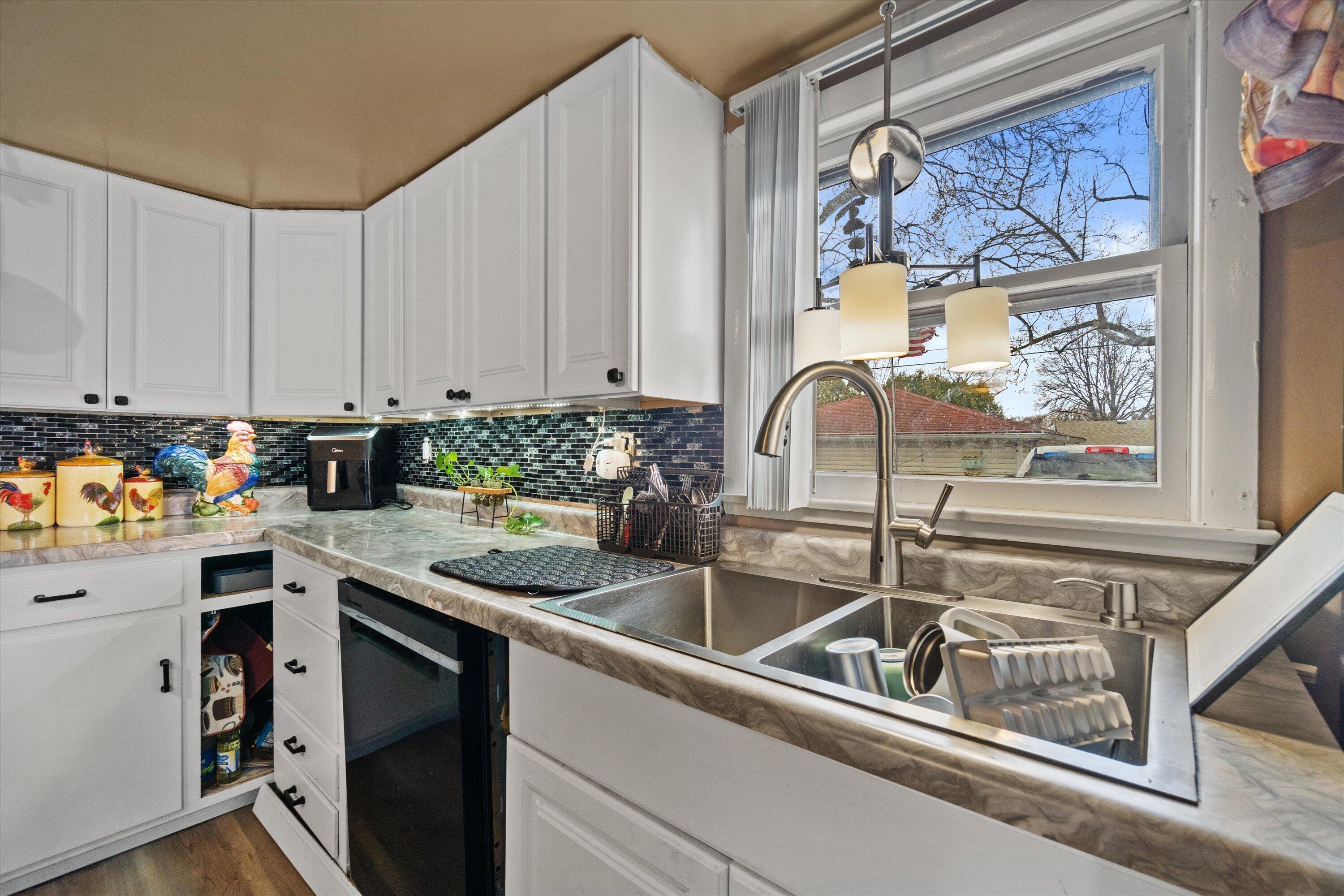 7208 West Nash Street Milwaukee, WI 53216 - Photo 11 of 27 Kitchen