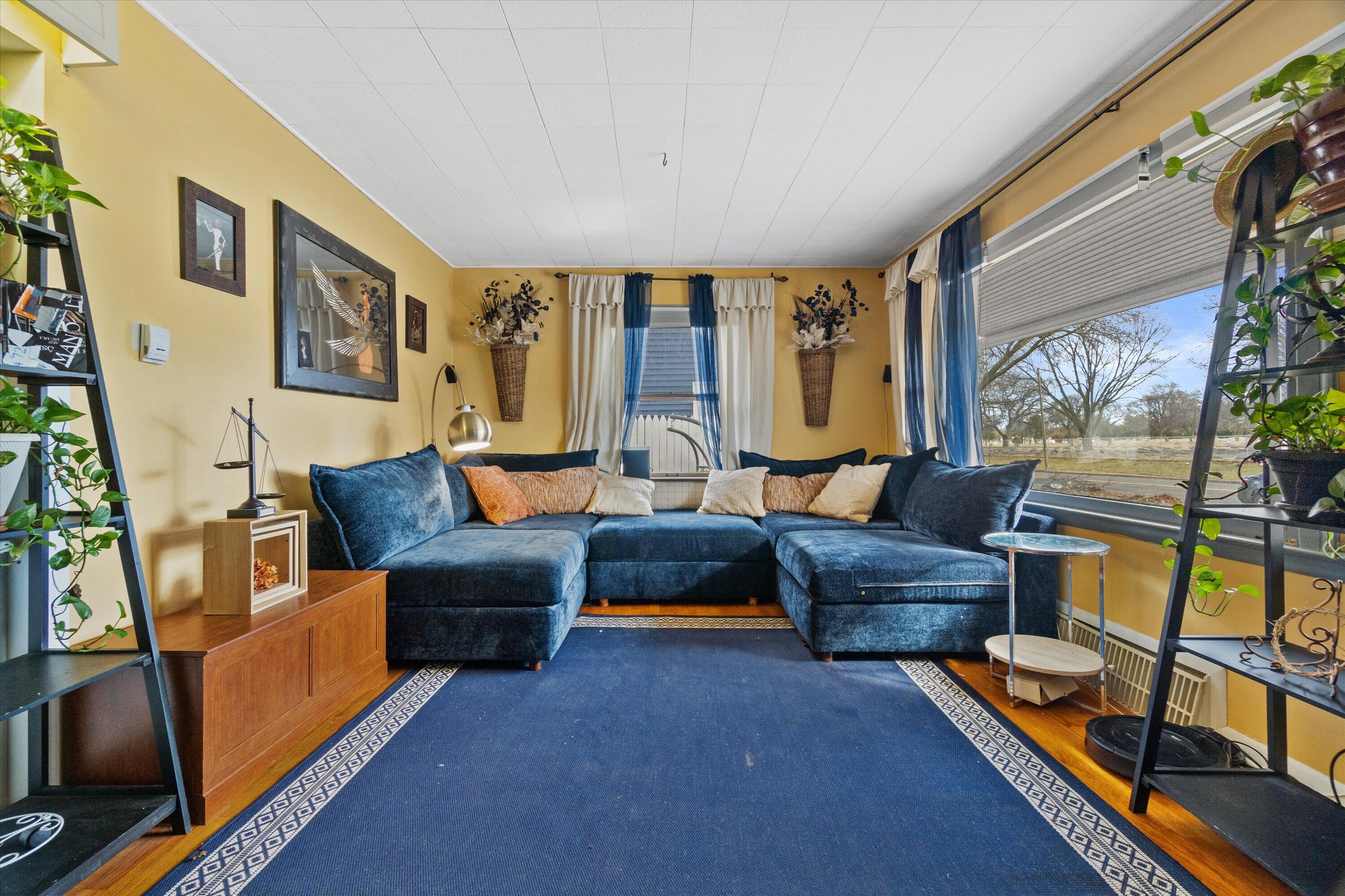 7208 West Nash Street Milwaukee, WI 53216 - Photo 4 of 27 Living Area