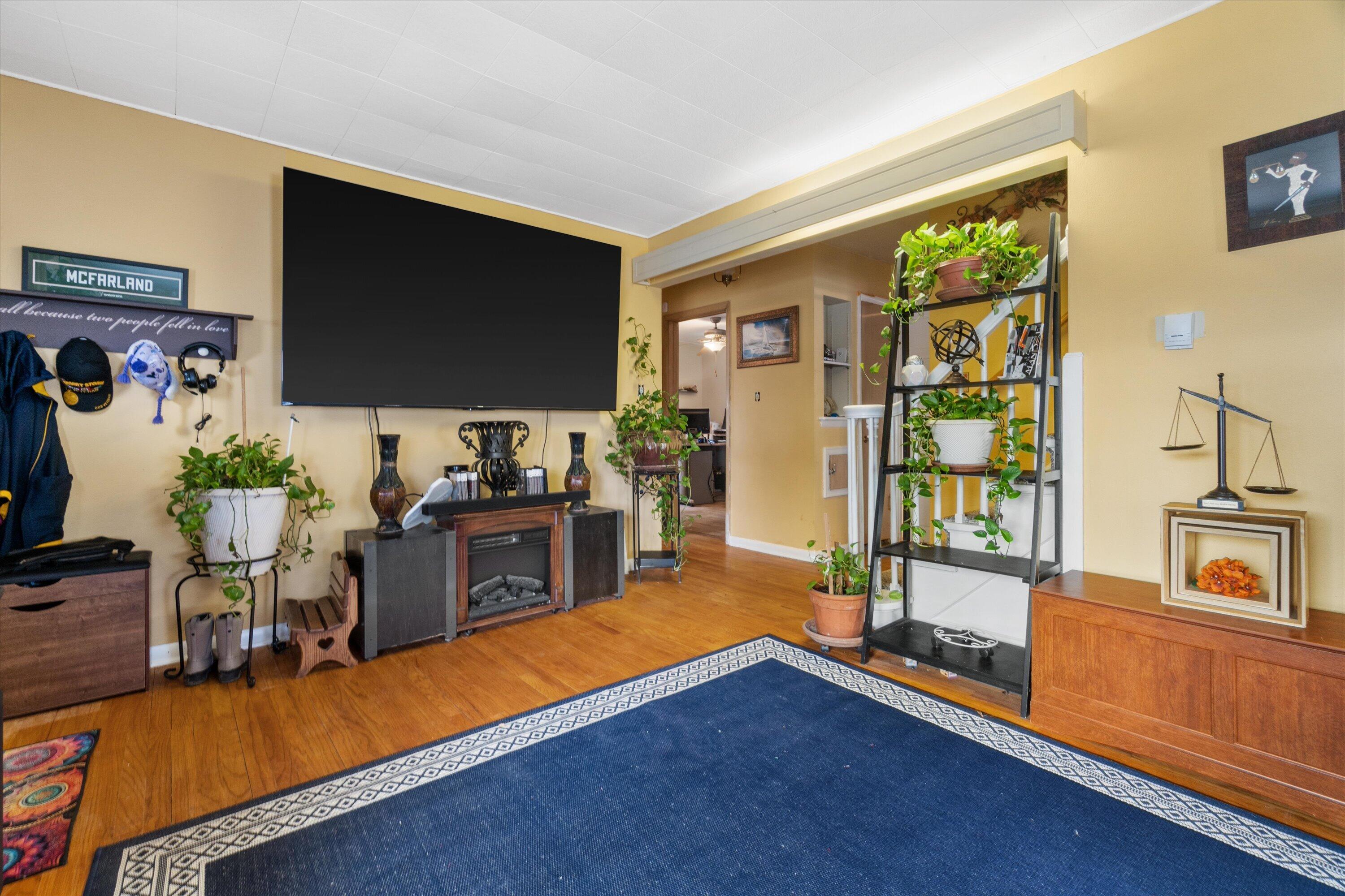 7208 West Nash Street Milwaukee, WI 53216 - Photo 5 of 27 Living Area