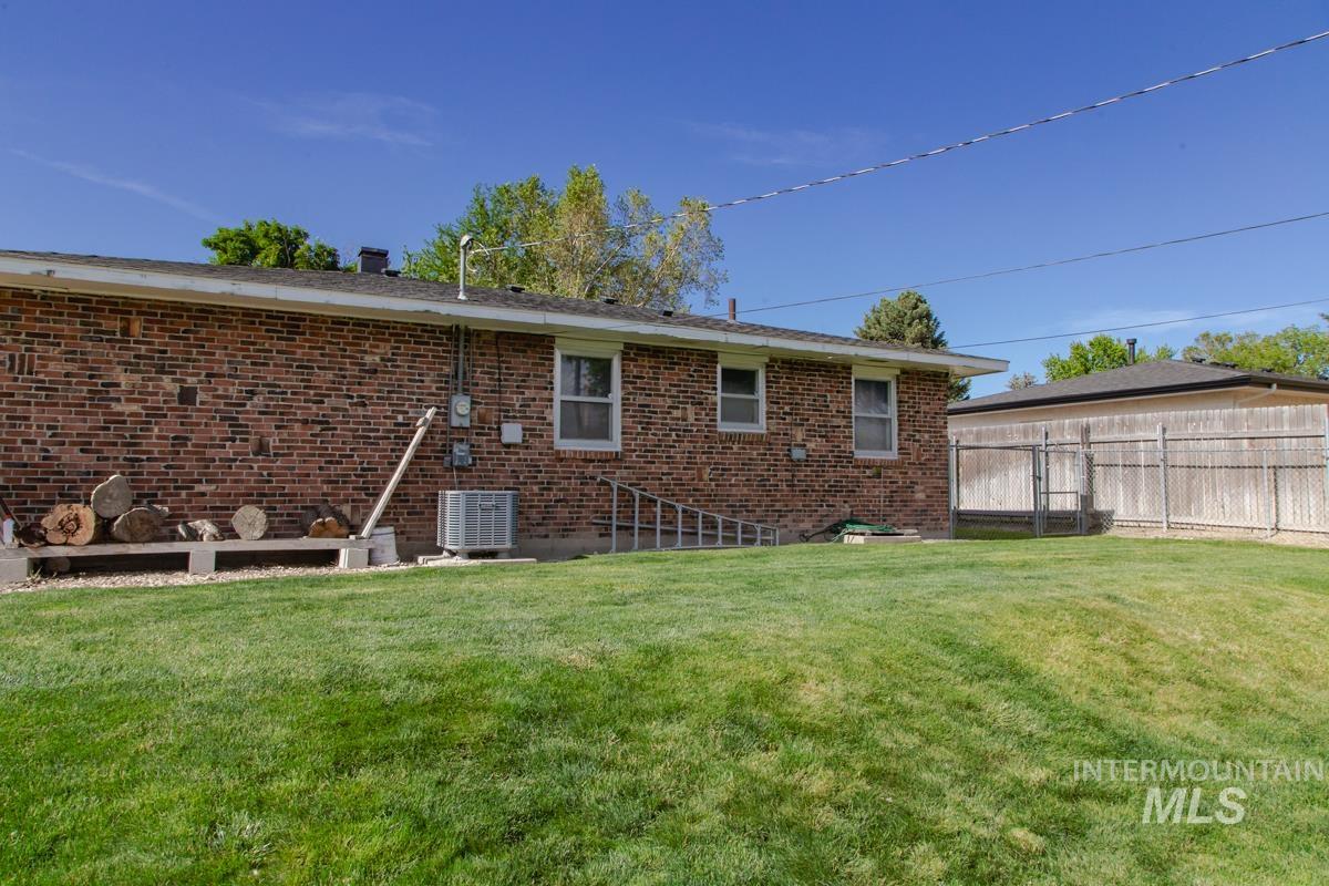 1404 Rochester Street Caldwell, ID 83605 - Photo 21 of 29 Expansive green lawn bordering a brick exterior