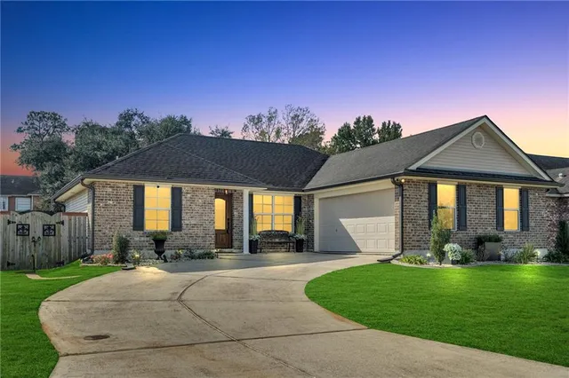 $300,000 | 2446 Ave Mont Martre, Terrytown, LA 70056