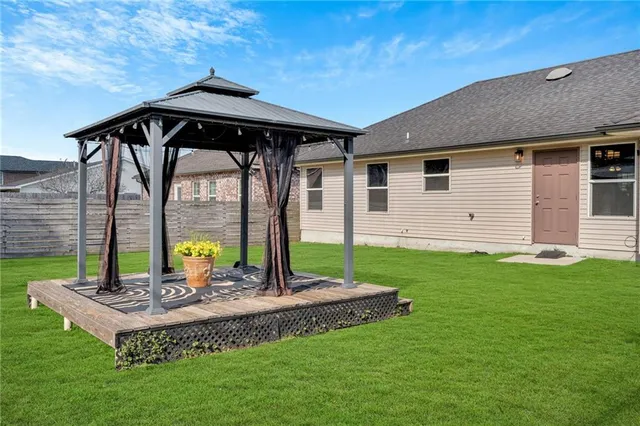 $300,000 | 2446 Ave Mont Martre, Terrytown, LA 70056