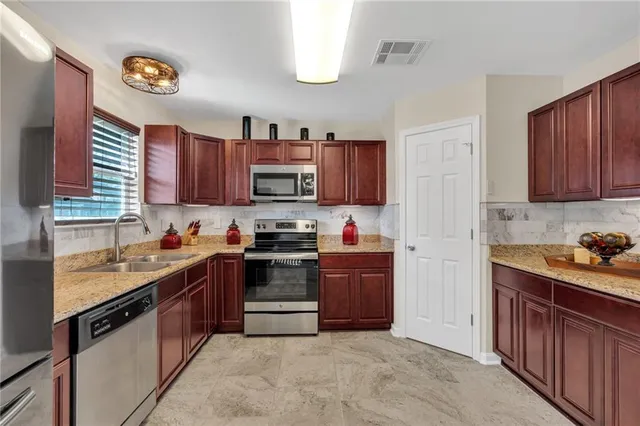 $300,000 | 2446 Ave Mont Martre, Terrytown, LA 70056