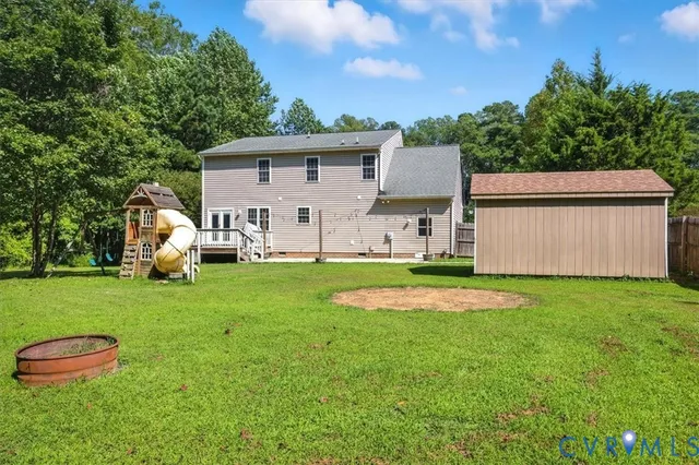 a view of a house with backyard