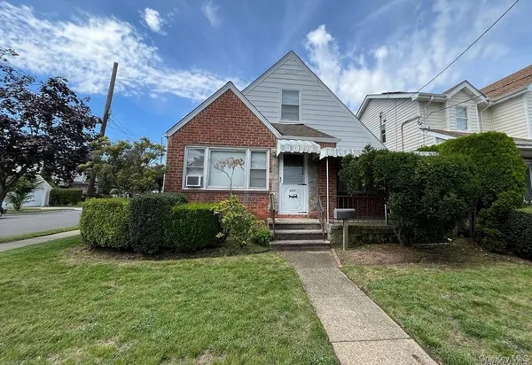 a view of house with garden