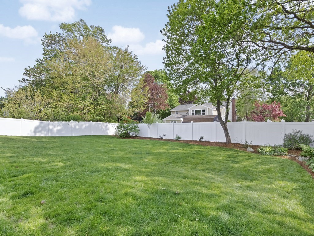 35 Arnold Road Norwood, MA 02062 - Photo 4 of 36 Gallery Image 4