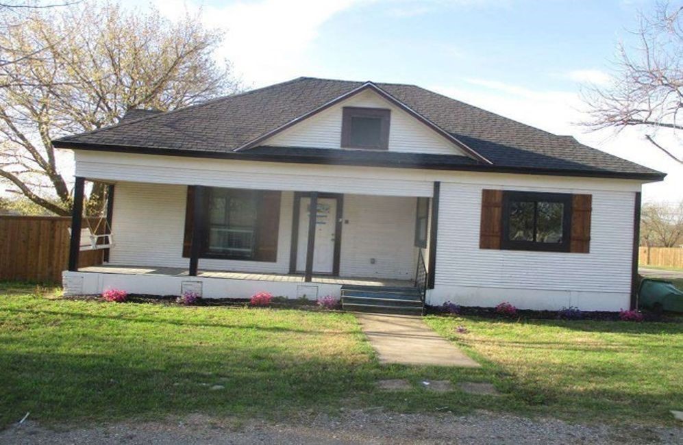 a front view of house with yard