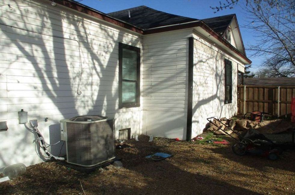 115 West Spruce Street Whitewright, TX 75491 - Photo 4 of 7 a backyard of a house