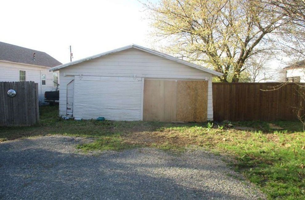 115 West Spruce Street Whitewright, TX 75491 - Photo 5 of 7 a backyard of house with trees