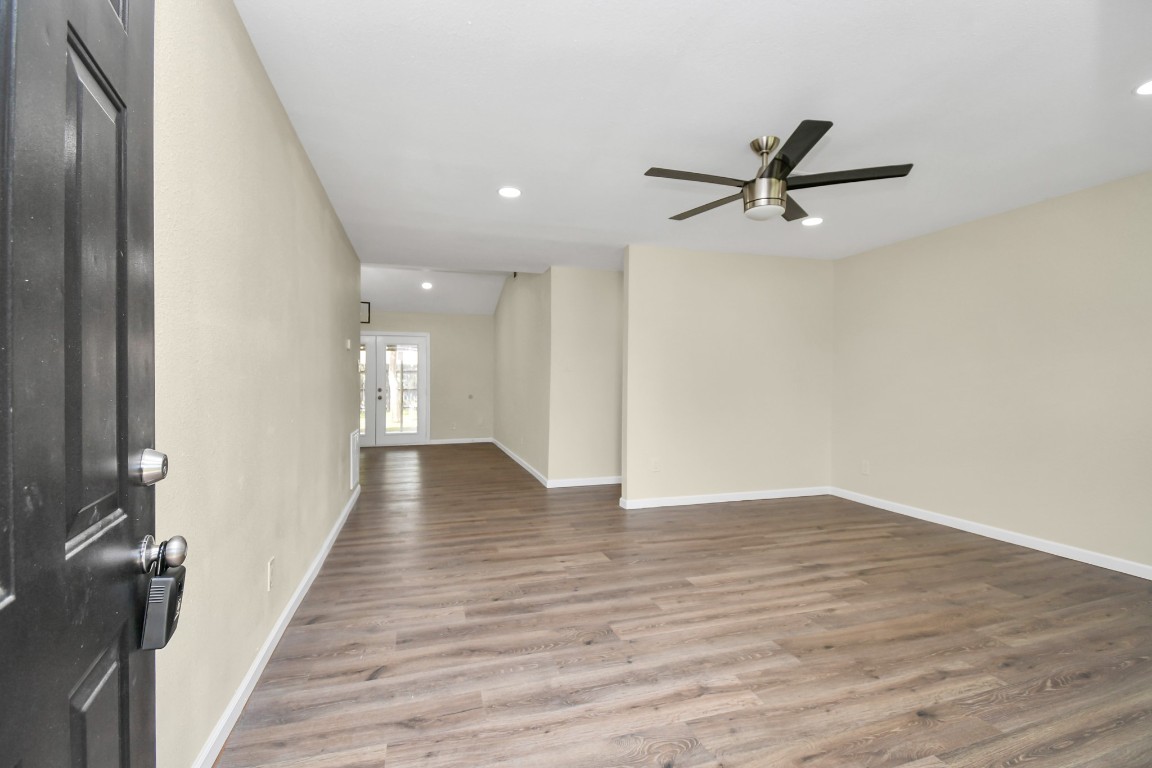 531 Edgebrook Drive Houston, TX 77034 - Photo 5 of 28
