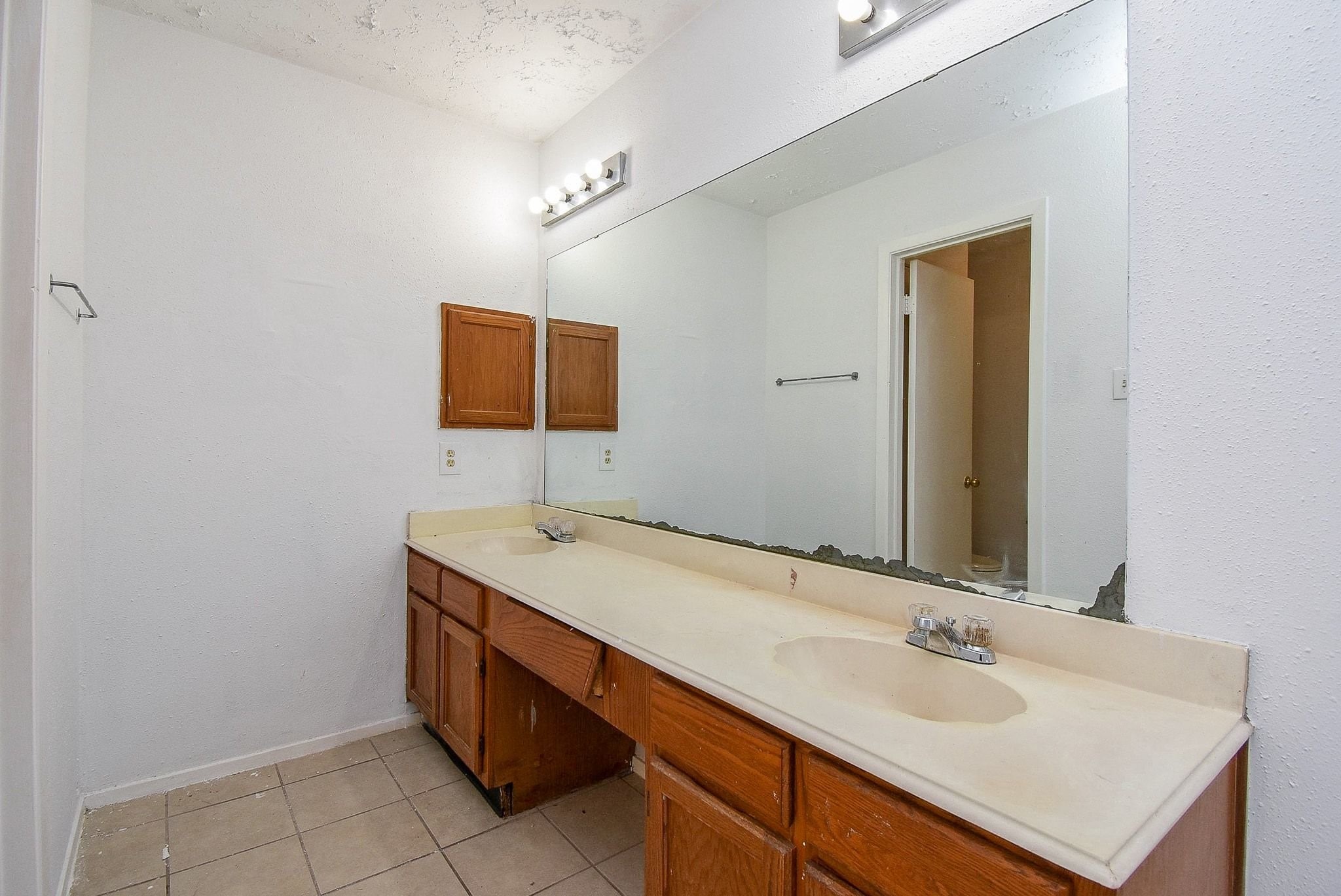 16330 Meadowbrook Farm Road Houston, TX 77082 - Photo 13 of 20 a bathroom with a sink and a mirror