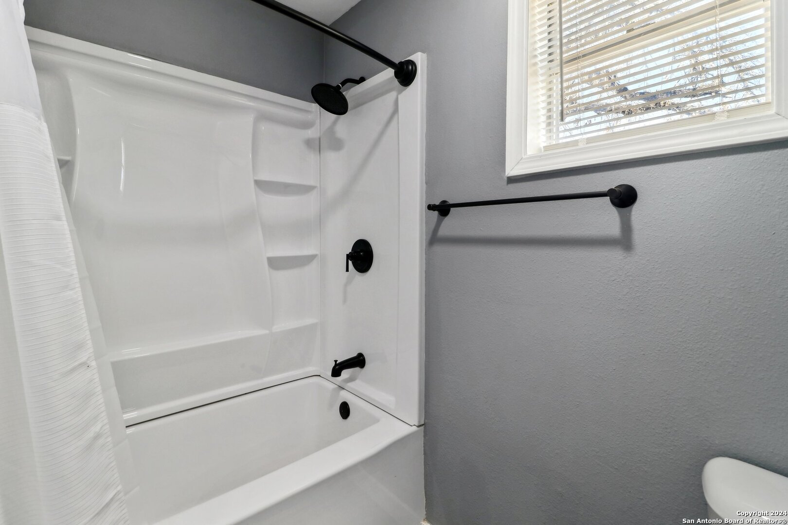 132 Renfro Drive Devine, TX 78016 - Photo 16 of 36 a bathroom with a bathtub and a shower