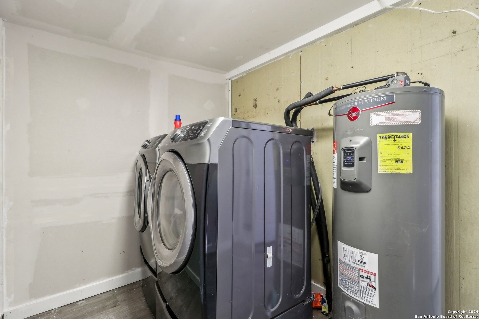 132 Renfro Drive Devine, TX 78016 - Photo 25 of 36 a utility room with dryer and washer