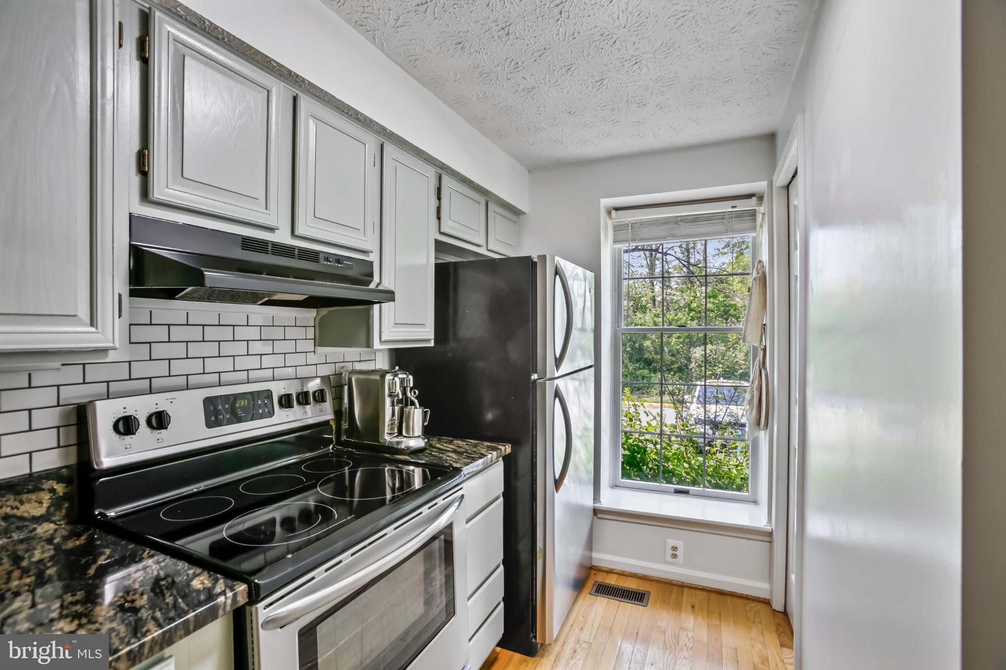 1675 Poplar Grove Drive Reston, VA 20194 - Photo 4 of 32 a kitchen with a stove a fridge and a sink