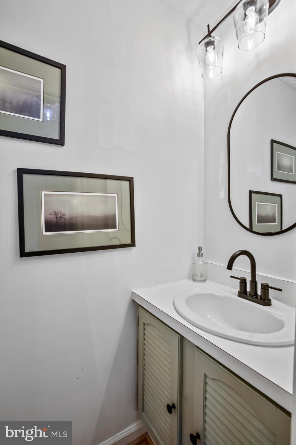 1675 Poplar Grove Drive Reston, VA 20194 - Photo 9 of 32 a bathroom with a sink and a mirror