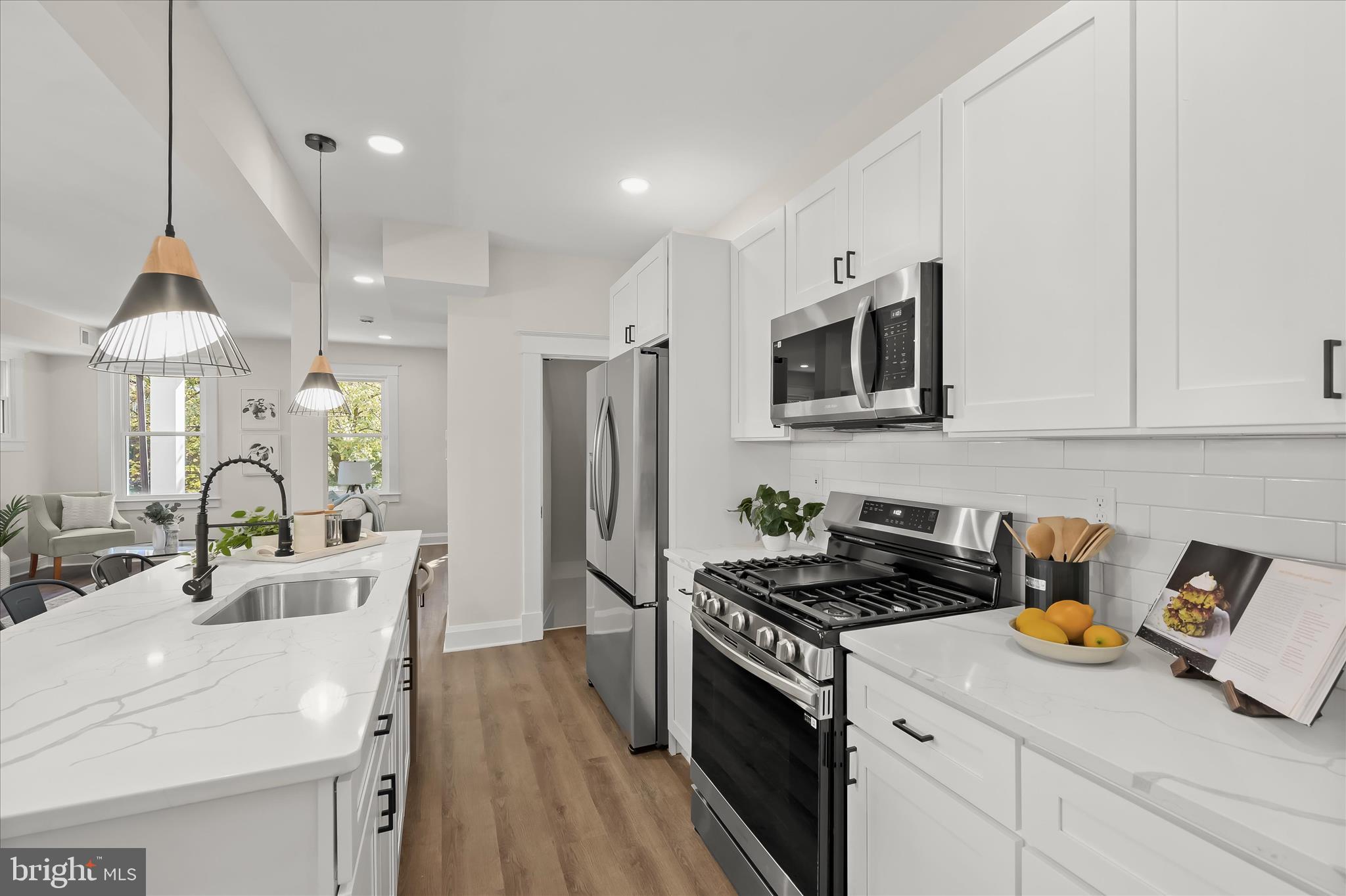 614 Stamford Road Baltimore, MD 21229 - Photo 12 of 41 Decorative Backsplash - Soft Close Cabinets