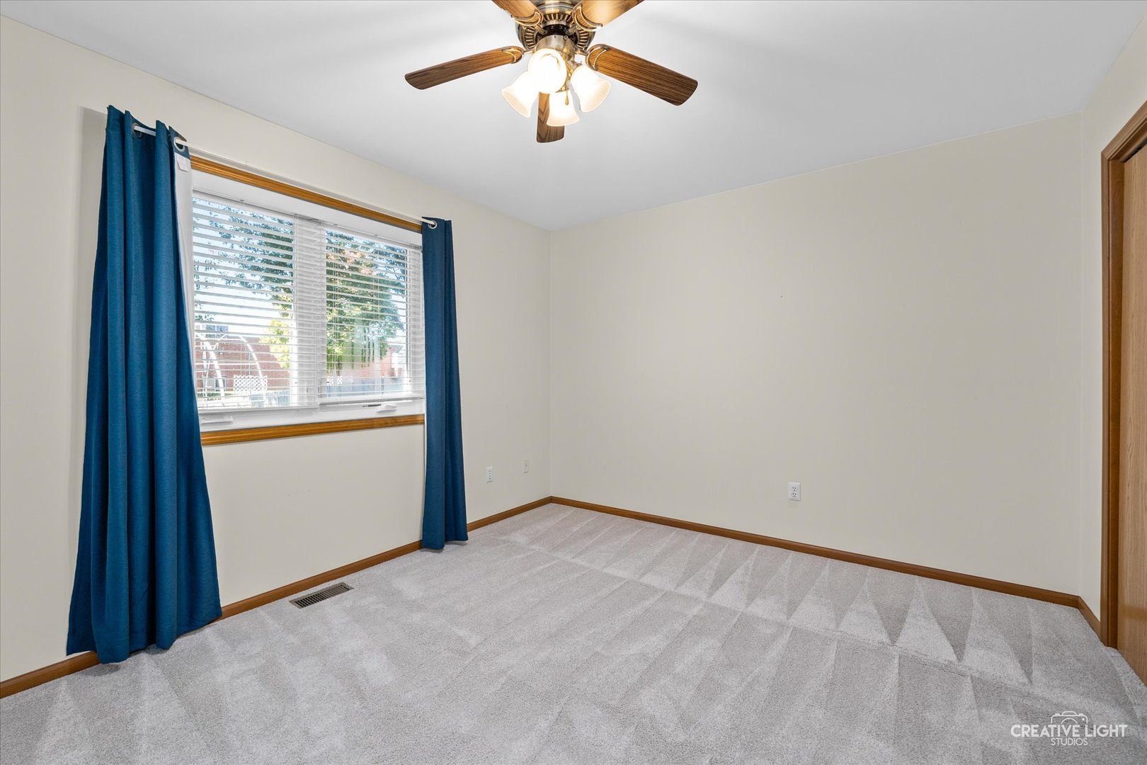 48 Silver Trail North Aurora, IL 60542 - Photo 14 of 29 an empty room with windows and fan