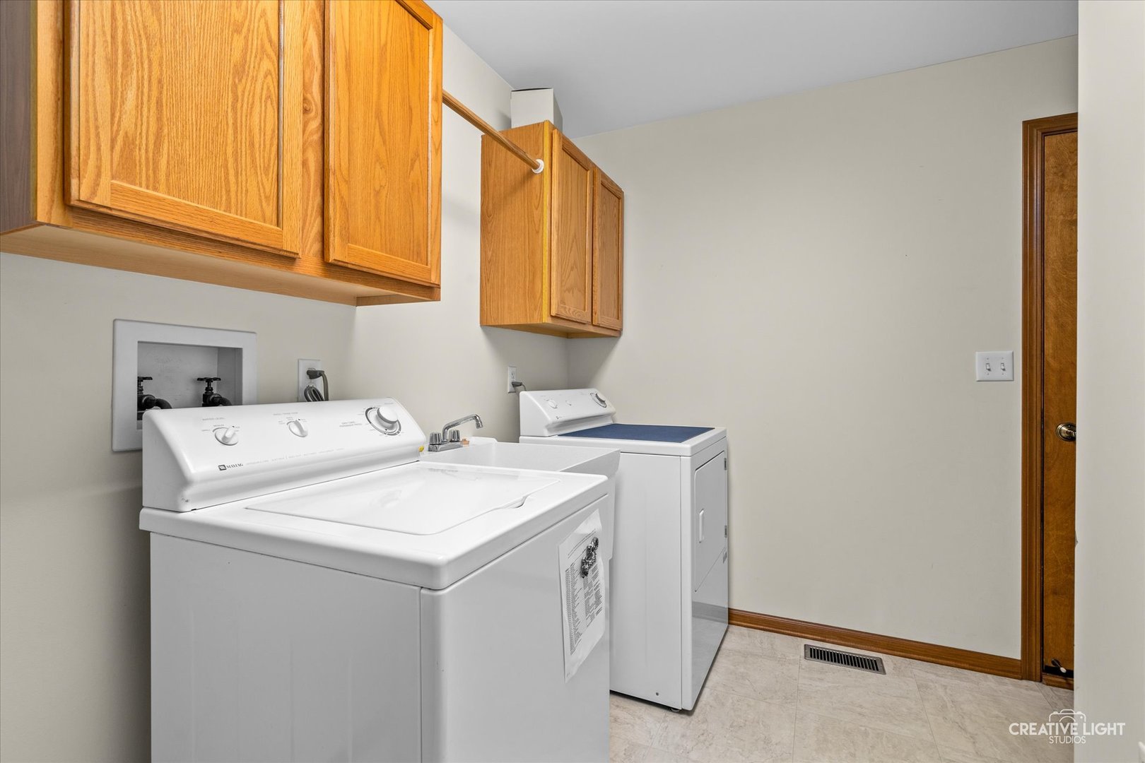 48 Silver Trail North Aurora, IL 60542 - Photo 8 of 29 a utility room with dryer and washer