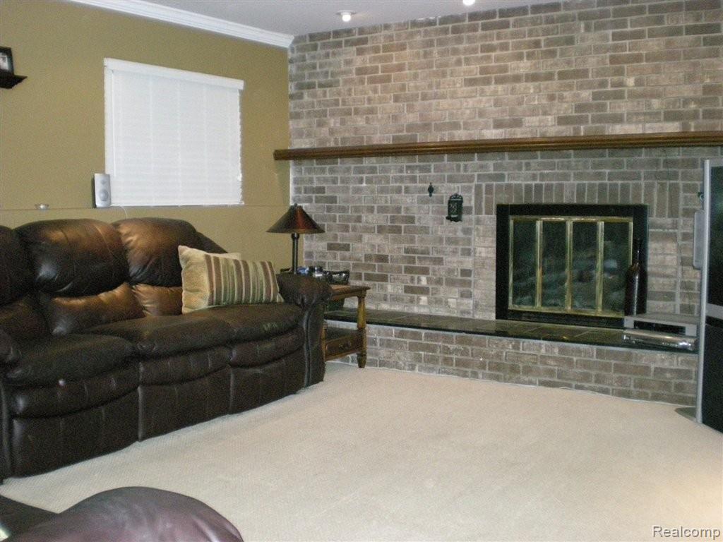 5484 Martin Road Warren, MI 48092 - Photo 5 of 13 family room.jpg
