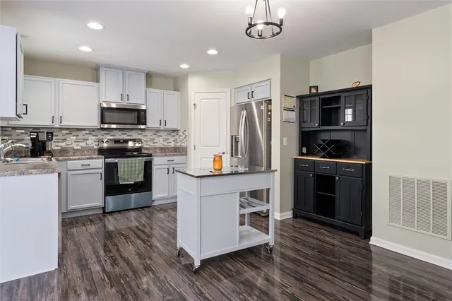 $419,900 | 203 Elmcrest Rise, Henrietta, NY 14586