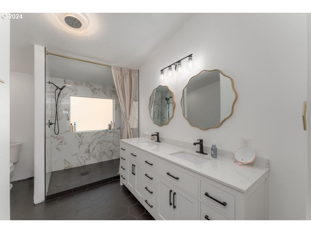 1069 Spring Brook Road Myrtle Creek, OR 97457 - Photo 20 of 43 a bathroom with a double vanity sink mirror and bathtub
