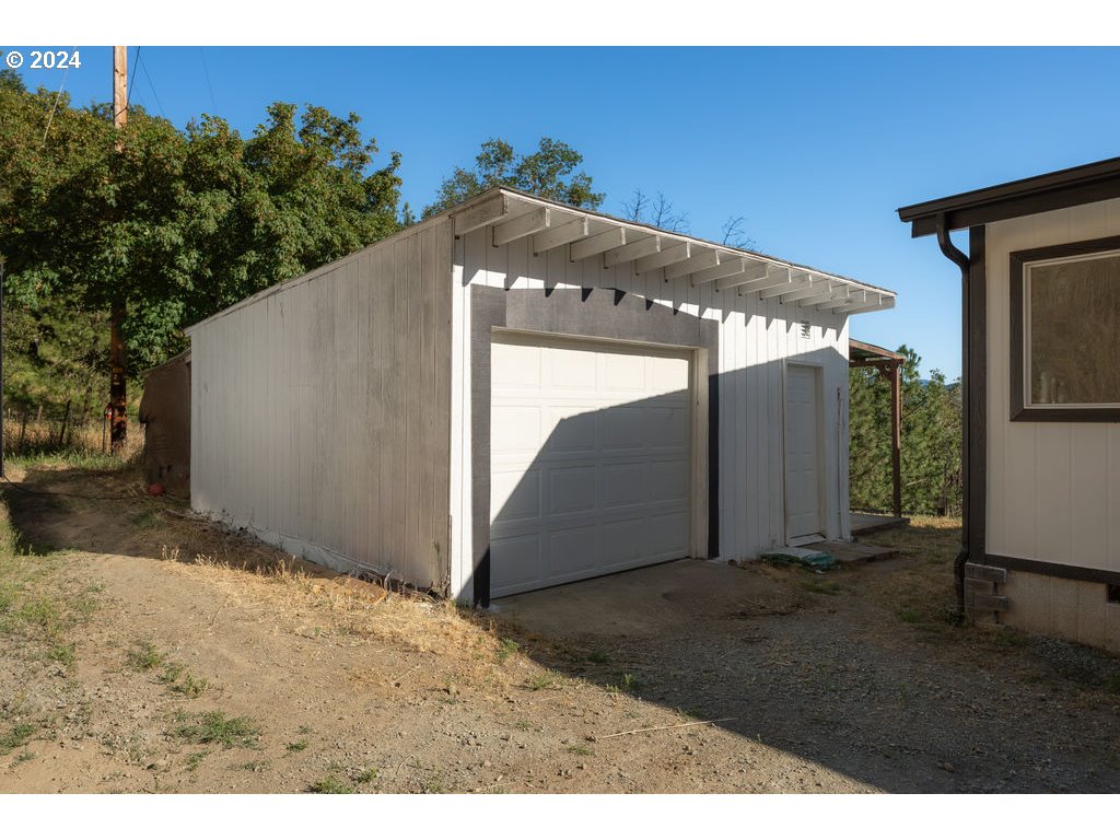 1069 Spring Brook Road Myrtle Creek, OR 97457 - Photo 4 of 43 a view of a garage