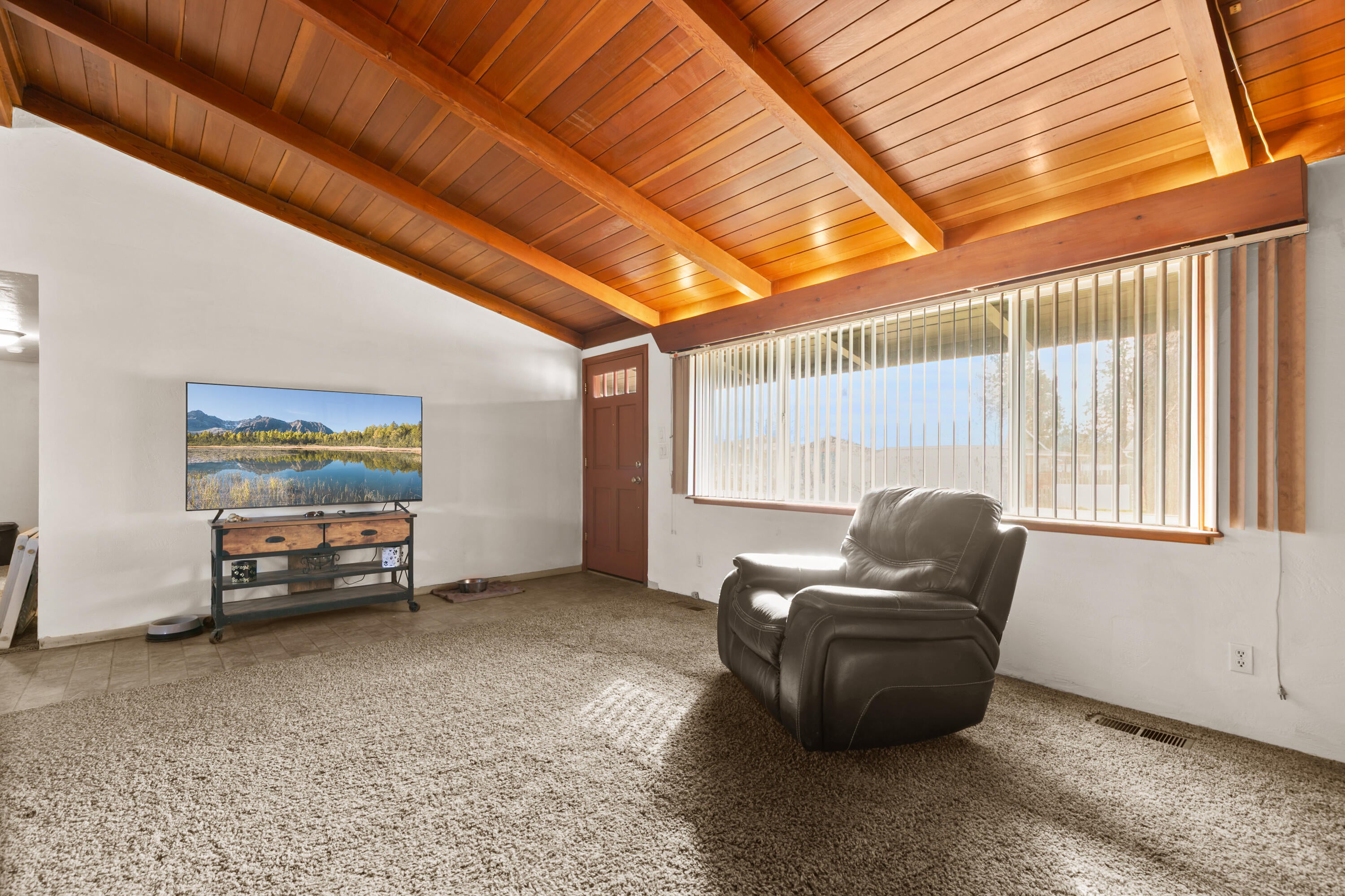 348 North 6th Street Central Point, OR 97502 - Photo 3 of 24 Living with vaulted ceiling
