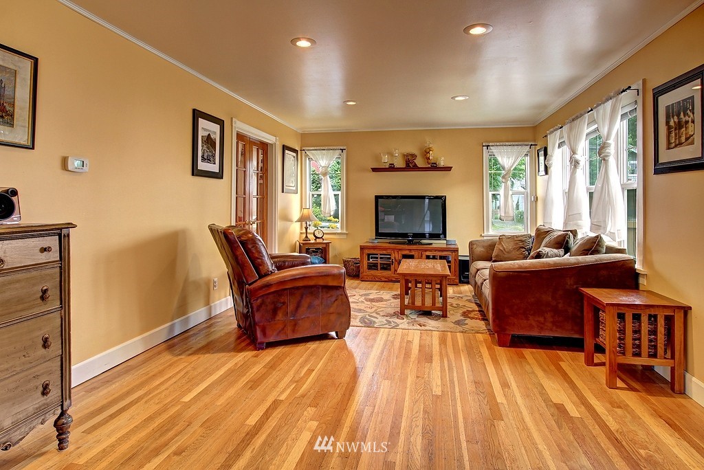 223 Park Avenue North Renton, WA 98057 - Photo 2 of 12 Gallery Image 2