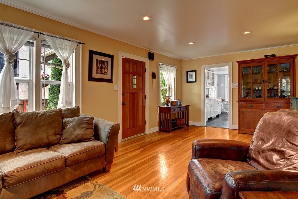223 Park Avenue North Renton, WA 98057 - Photo 3 of 12 Gallery Image 3
