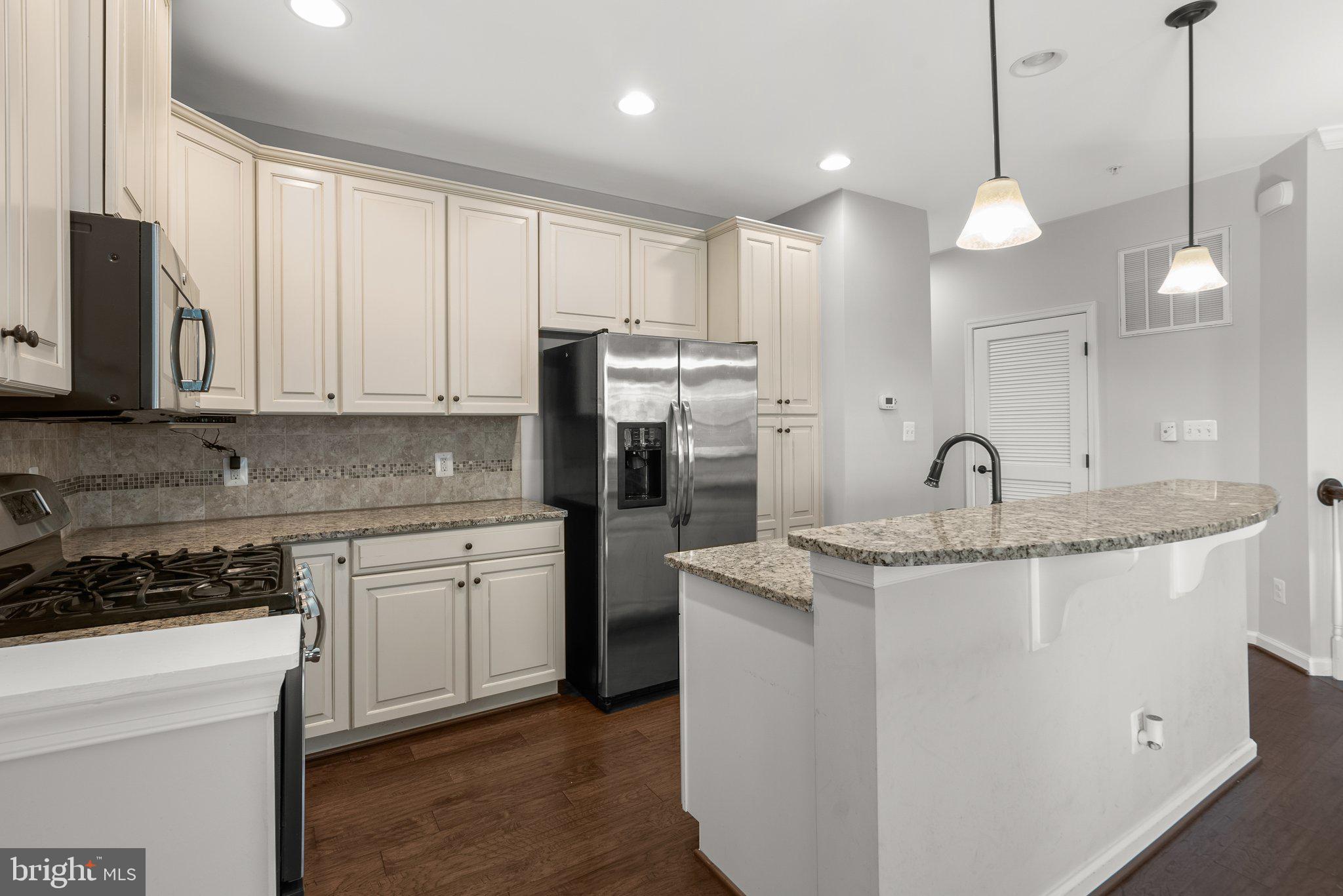 Kitchen with large island