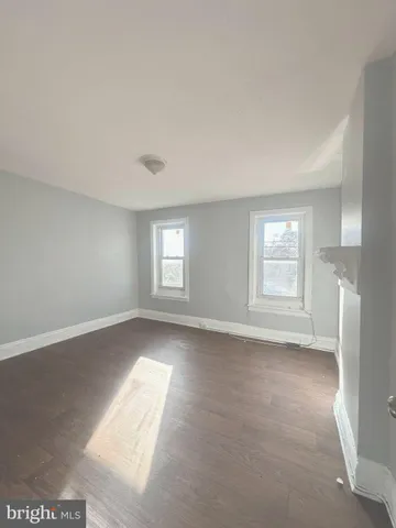 a view of empty room with window