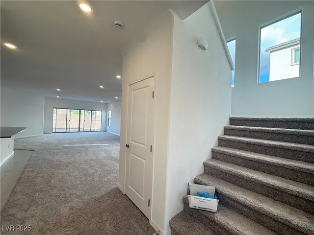 $2,950 | 7516 Castlegreen Avenue, Las Vegas, NV 89113